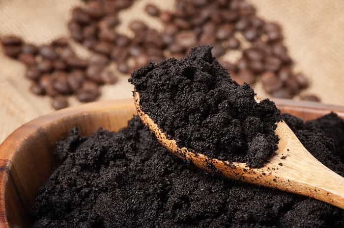 Cum se folosește zațul de cafea în grădină