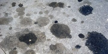 pete de ulei pe beton